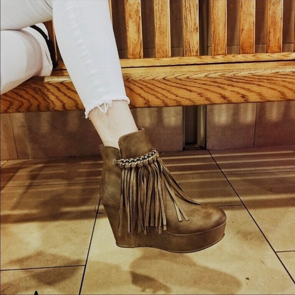 Fringed wedges